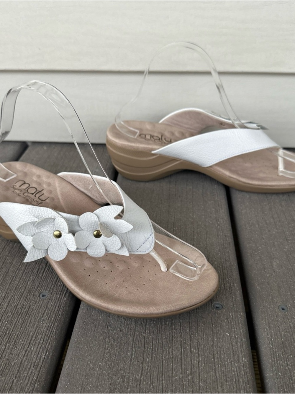 Malu Ladies Size 9 White Leather Sandals Brazil Thong 3D Flowers Low Wedge Heel